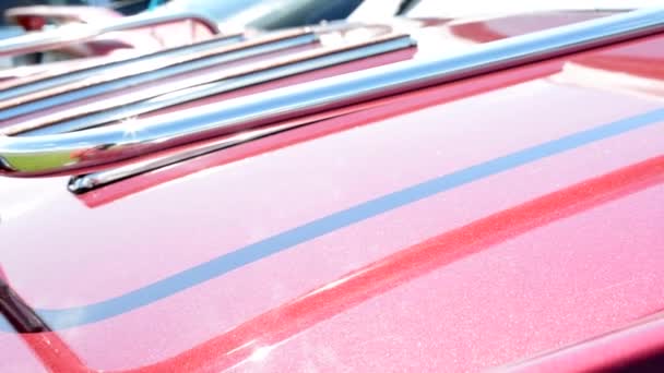 ПРАГА, ЧЕШСКАЯ РЕСПУБЛИКА - 20 июня 2015 года: старинный винтажный американский автомобиль - крупный план красной краски - капот — стоковое видео