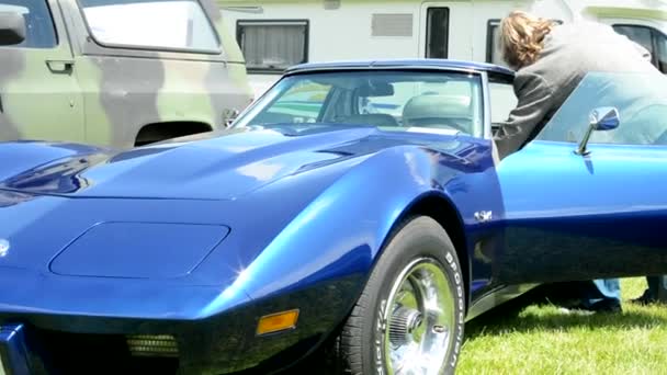 PRAGUE, CZECH REPUBLIC - JUNE 20, 2015: old vintage American car - blue car — Stock Video