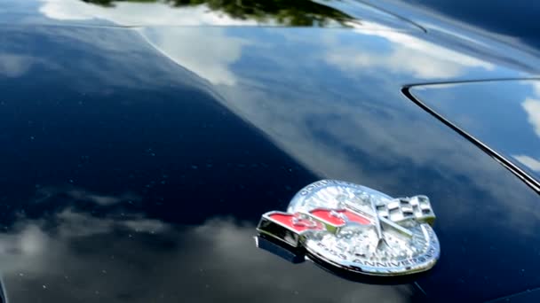 ПРАГА, ЧЕШСКАЯ РЕСПУБЛИКА - 20 июня 2015 года: старинный старинный американский автомобиль - деталь логотипа Corvette Anniversary 1953 года — стоковое видео