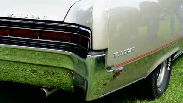 PRAGUE, CZECH REPUBLIC - JUNE 20, 2015: old vintage American car - closeup back side - backlight — Stock Video