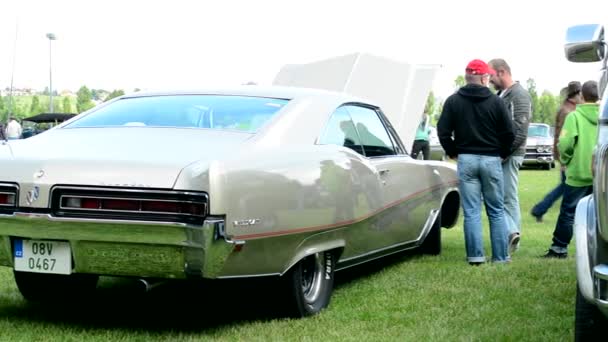 PRAGUE, CZECH REPUBLIC - JUNE 20, 2015: old vintage American car - back side — Stock Video