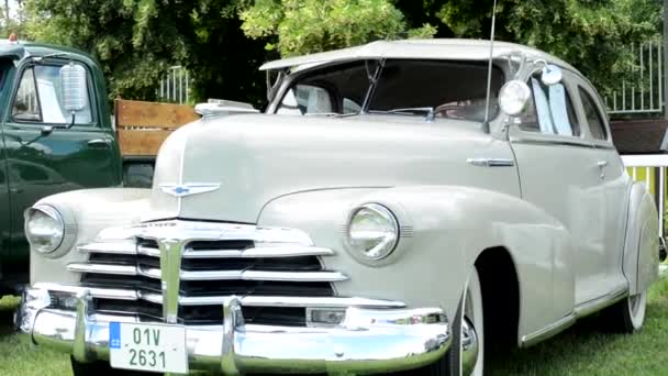 PRAGUE, CZECH REPUBLIC - JUNE 20, 2015: old vintage American car Chevrolet - front side — Stock Video