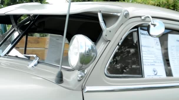 PRAGUE, CZECH REPUBLIC - JUNE 20, 2015: old vintage American car - closeup of windshield — Stock Video