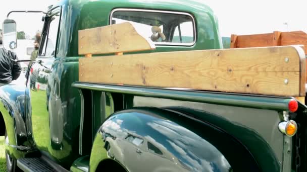 Πράγα, Τσεχική Δημοκρατία-20 Ιουνίου, 2015: παλιά vintage αμερικανική αυτοκίνητο-πράσινη παραλαβή — Αρχείο Βίντεο