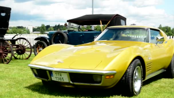 Praag, Tsjechische Republiek-20 juni 2015: oude vintage Amerikaanse auto-gele Stingray-front side — Stockvideo