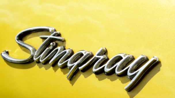 Praag, Tsjechische Republiek-20 juni 2015: oude vintage Amerikaanse auto-detail van inscriptie-Stingray — Stockvideo