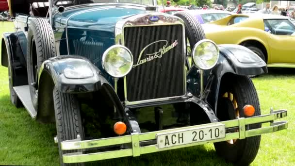 PRAGUE, RÉPUBLIQUE TCHÈQUE - 20 JUIN 2015 : ancienne voiture de collection tchèque - SKODA (Laurin et Klement ) — Video