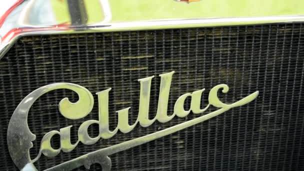 PRAGA, REPÚBLICA CHECA - 20 DE JUNIO DE 2015: viejo coche americano de época - Cadillac - detalle del símbolo (inscripción ) — Vídeo de stock