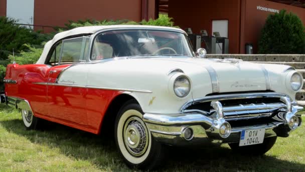 Πράγα, Τσεχική Δημοκρατία-20 Ιουνίου, 2015: vintage παλιό αμερικανικό αυτοκίνητο Πόντιακ-μπροστά — Αρχείο Βίντεο