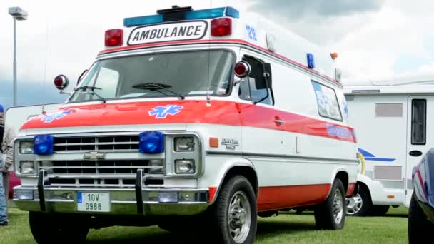 Prag, Tschechische Republik - 20. Juni 2015: Autotransporter - alter amerikanischer Krankenwagen - Ausstellung — Stockvideo