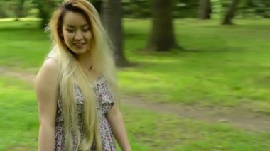 Genç Asyalı çekici gülümseyen kadın - etraftaki kamera - steadicam