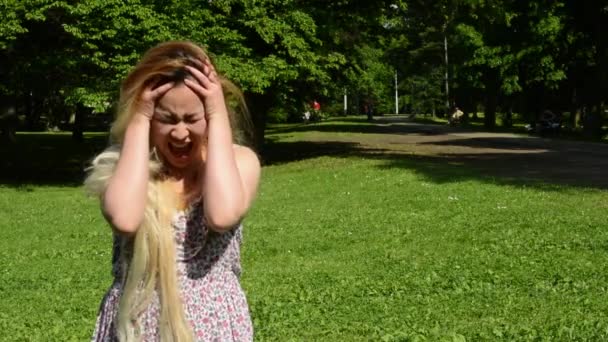 Joven atractivo feliz asiático mujer vueltas encima y sonrisas en el parque - sonrisas a cámara — Vídeos de Stock