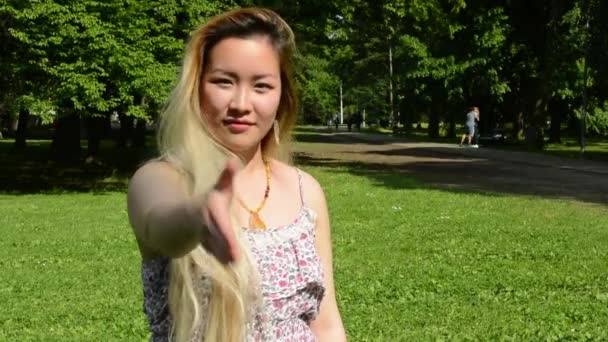 Jeune attrayant asiatique femme appuyez sur la chair dans le parc - gros plan — Video