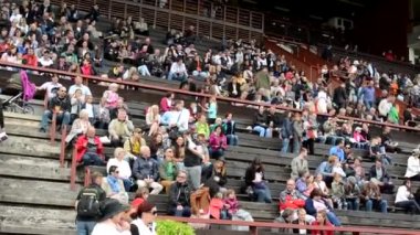 Prag, Çek Cumhuriyeti - 21 Haziran 2015: at yarışları - seyirci - insanlar at yarışı için bekliyor