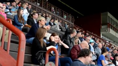 Prag, Çek Cumhuriyeti - 21 Haziran 2015: at yarışları - seyirci - insanlar yarış için bekliyor