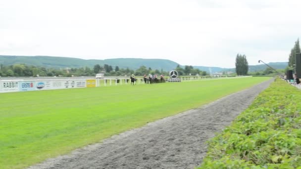 Praag, Tsjechische Republiek-21 juni 2015: paardenraces-publiek-mensen die de paarden aanmoedigen — Stockvideo