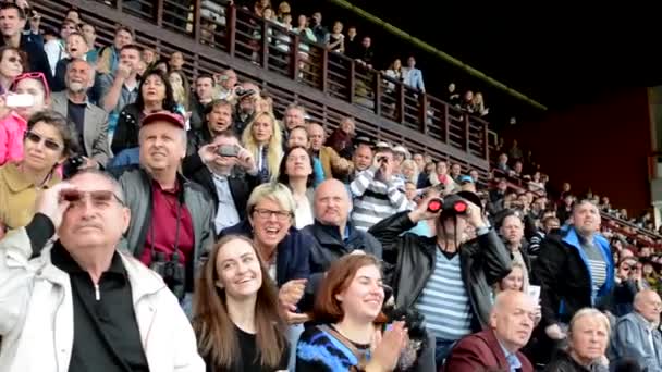 PRAGUE, CZECH REPUBLIC - JUNE 21, 2015: horse races - audience - people cheering the horses — Stock Video