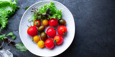 Masada domates salatası taze sebzeler lezzetli porsiyon porsiyon üst görünüm fotokopi alanı metin gıdası arka plan kırsal keto veya paleo diyeti için