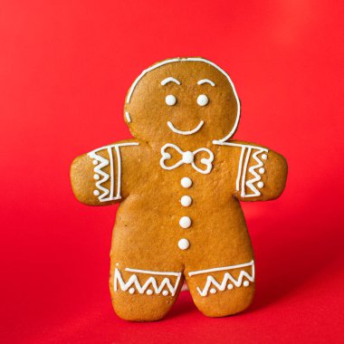 Zencefilli kek, noel pastası, komik tatlı, yeni yıl yemeği, masada atıştırmalık bir şeyler ikram et.