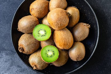 taze kivi meyvesi olgunlaşmış ve sulu yemek masada lezzetli lezzetli porsiyon üst görünüm fotokopi alanı metin gıda arka planı rustik keto veya paleo diyeti için