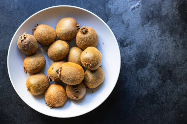taze kivi meyvesi olgunlaşmış ve sulu yemek masada lezzetli lezzetli porsiyon üst görünüm fotokopi alanı metin gıda arka planı rustik keto veya paleo diyeti için