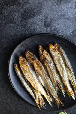 sardalyalar tütsülenmiş balık ya da tuzlu deniz mahsulleri masada lezzetli porsiyon porsiyon üst boy fotokopi alanı metin gıdaları arka plan pesseeter için