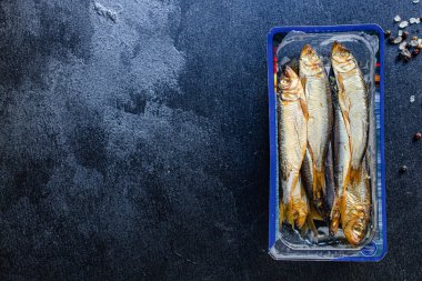 sardalyalar tütsülenmiş balık ya da tuzlu deniz mahsulleri masada lezzetli porsiyon porsiyon üst boy fotokopi alanı metin gıdaları arka plan pesseeter için