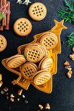Zencefilli kurabiye bisküvisi ve kahve masanın üstünde bayram bayramı partisi, yeni yıl yemeği lezzeti en büyük boy fotokopi alanı, metin yemek arka planı için.