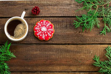 Zencefilli kurabiye bisküvisi ve kahve masanın üstünde bayram bayramı partisi, yeni yıl yemeği lezzeti en büyük boy fotokopi alanı, metin yemek arka planı için.