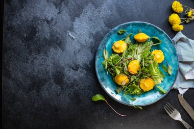 Sağlıklı salata kabak kabağı sebzeleri. Masanın üzerinde taze yemek. Üst boyutta fotokopi alanı.