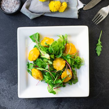 Sağlıklı salata kabak kabağı sebzeleri. Masanın üzerinde taze yemek. Üst boyutta fotokopi alanı.