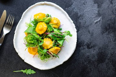 Sağlıklı salata kabak kabağı sebzeleri. Masanın üzerinde taze yemek. Üst boyutta fotokopi alanı.
