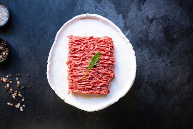 Öğütülmüş et öğütücüsü içeriği masanın üzerinde lezzetli üst boy görünüm fotokopi alanı kırsal metin yiyecekleri arka planı için 