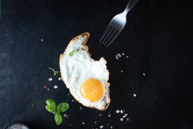 Sahanda yumurta beyazı ve yumurta sarısı. Çatalla yenir. Lezzetli porsiyon.