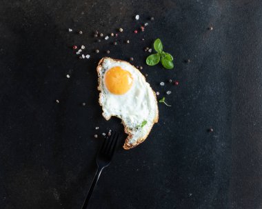 Sahanda yumurta beyazı ve yumurta sarısı. Çatalla yenir. Lezzetli porsiyon.