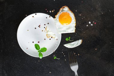 Sahanda yumurta beyazı ve yumurta sarısı. Çatalla yenir. Lezzetli porsiyon.