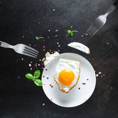 Sahanda yumurta beyazı ve yumurta sarısı. Çatalla yenir. Lezzetli porsiyon.