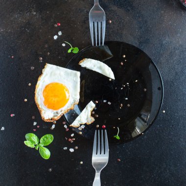 Sahanda yumurta beyazı ve yumurta sarısı. Çatalla yenir. Lezzetli porsiyon.