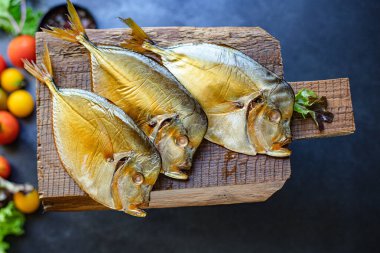 balık tütsülenmiş vomer deniz ürünleri tabağında deniz ürünleri. Lezzetli üst görünüm fotokopi alanı. Arka planda metinler için. 
