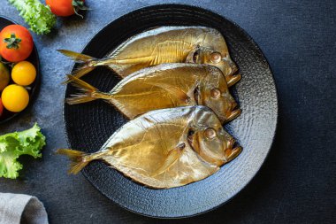 balık tütsülenmiş vomer deniz ürünleri tabağında deniz ürünleri. Lezzetli üst görünüm fotokopi alanı. Arka planda metinler için. 