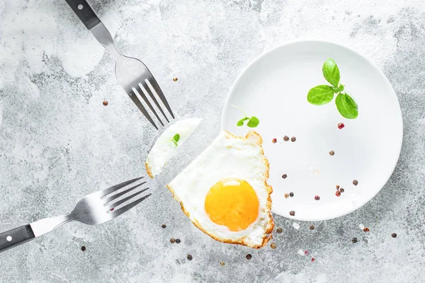 Gebratenes Eiweiß Und Eigelb Rührei Essen Mit Gabeln Leckere Portion — Stockfoto