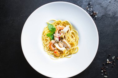 spagetti deniz mahsulleri makarna karides, midye, mürekkep balığı ve metin yiyecekleri arka planı için daha fazla ikinci sınıf kopya alanı.