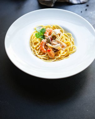spagetti deniz mahsulleri makarna karides, midye, mürekkep balığı ve metin yiyecekleri arka planı için daha fazla ikinci sınıf kopya alanı.