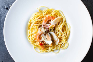 spagetti deniz mahsulleri makarna karides, midye, mürekkep balığı ve metin yiyecekleri arka planı için daha fazla ikinci sınıf kopya alanı.