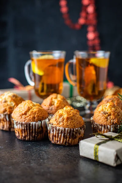 Hausgemachte Muffins Cupcakes Und Tasse Tee Weihnachten Festliche Tischdekoration Feiertage — Stockfoto