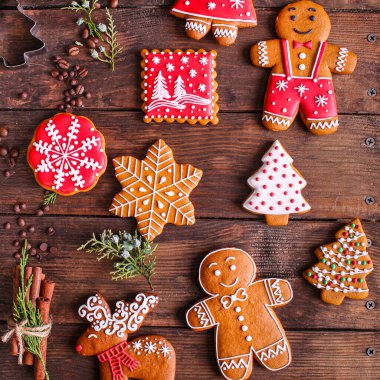 Zencefilli çörekler Noel kutlaması masası yeni yıl partisini hazırlıyor. Lezzetli bir hediye porsiyon sunuyor. Arka planda metin yiyecekleri için fotokopi alanı sunuyor.