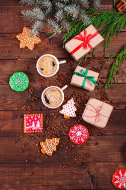 Zencefilli çörekler Noel kutlaması masası yeni yıl partisini hazırlıyor. Lezzetli bir hediye porsiyon sunuyor. Arka planda metin yiyecekleri için fotokopi alanı sunuyor.