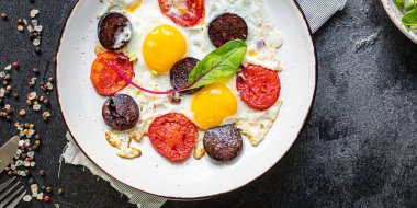 Masanın lezzetli kısmındaki siyah puding ve sebze yemek malzemesi. Arka plandaki metin gıdaları için üst görünüm kopya alanı. 