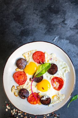 Masanın lezzetli kısmındaki siyah puding ve sebze yemek malzemesi. Arka plandaki metin gıdaları için üst görünüm kopya alanı. 