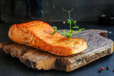 Somon balığı, BBC ızgara deniz mahsulü yemeğini masanın üzerinde kızarttı. Lezzetli. Üst boyutta fotokopi alanı.